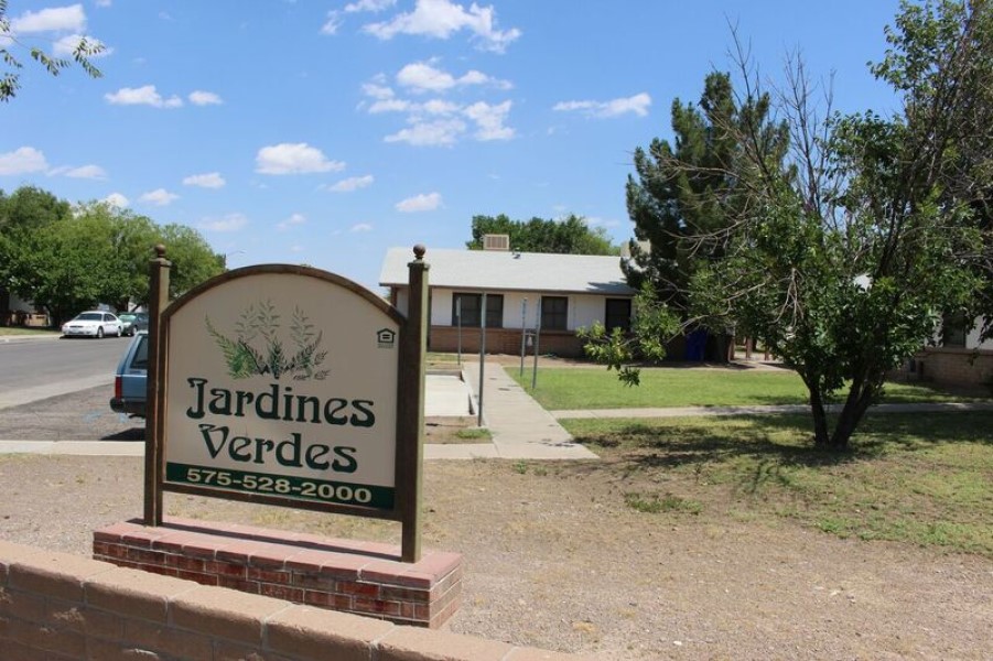 Jardines Verdes building exterior